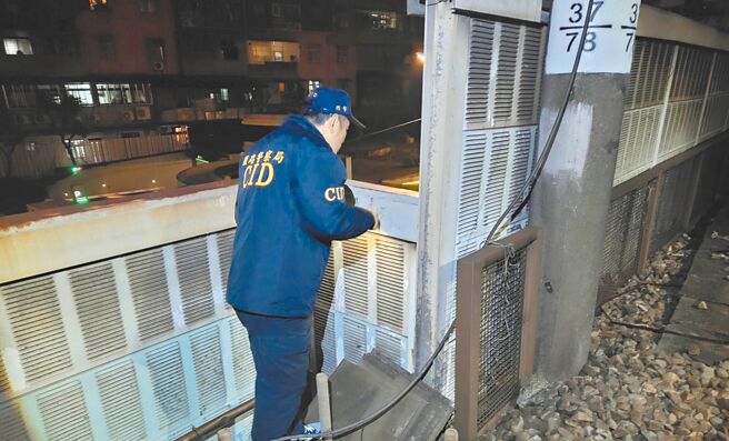 桃园市48岁梁姓男子在台铁浮洲站卧轨，大难不死自行翻墙离开，不知情的警、消人员还在现场搜寻。（铁路警察局提供／王扬杰新北传真）