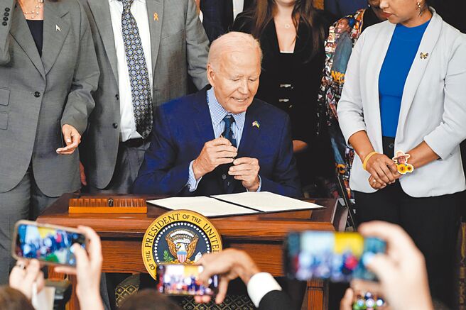 失败的拜登心有不甘，想趁着最后执政的几十天，掌握一切可能的契机，制造有利于己、阻止川普顺利接班的困局。（路透）