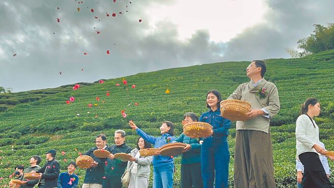 雲林縣古坑鄉樟湖生態國中小學21日舉辦「謝茶祭典」，期盼學校與社區公私協力翻轉偏鄉，讓偏遠學校也能被世界看到。（張朝欣攝）