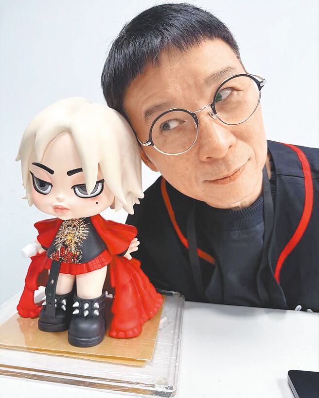 陈镇川21日在开演前与阿妹的公仔合照。（摘自陈镇川脸书）