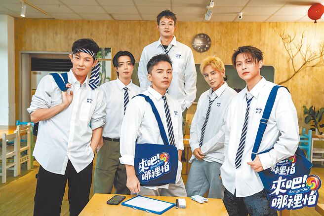 敖犬（左起）、小杰、威廉、阿纬、小煜、王子换上制服，彷佛回到15年前。（TVBS提供）