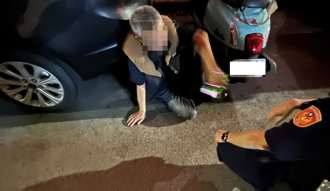 泥醉男凌晨倒臥巷內車縫險遭輾 低溫寒風暖警救援解危