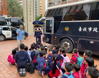 識詐從小開始！學童參訪北市保大 警察大頭娃娃全程應援萌翻