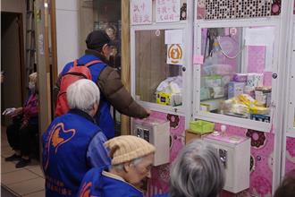 傳遞聖誕節歡樂氣氛 花蓮老家協會長輩初體驗夾娃娃機