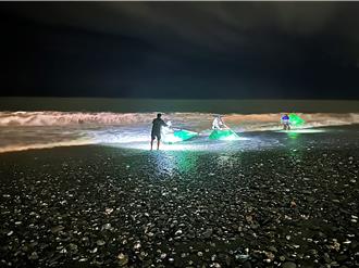 鰻苗數量與價格齊跌 台東漁民冒寒「夜間淘金」