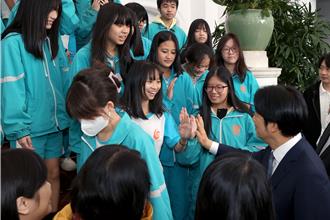 與賴清德總統府相見歡  學弟妹嗨喊希望他繼續做下去！