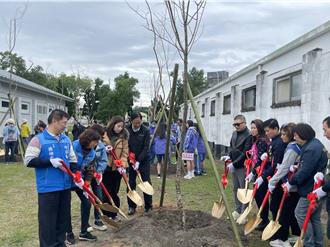 在地企業捐128棵櫻花樹 張善政植樹表達感謝