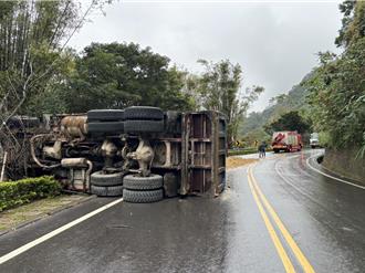 苗栗公馆发生大货车翻覆事故  驾驶头部擦伤送医