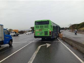 公车疑煞车失灵撞分隔岛减速 酿3港客受伤送医