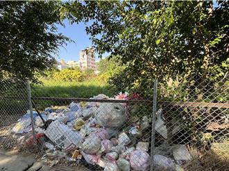 台中停車場淪為垃圾山 沿途廢棄物四散飄異味 居民喊苦