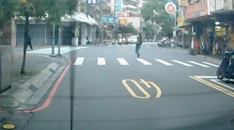 「小綠人倒數2秒」她跑步過馬路 竟遭警攔下開單！兩派網友戰翻