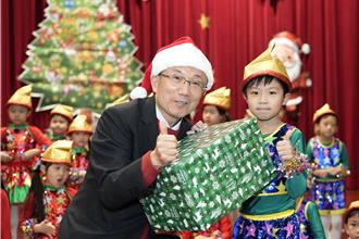 新興國際中小學慶耶誕 低年級學生表演萌翻全場