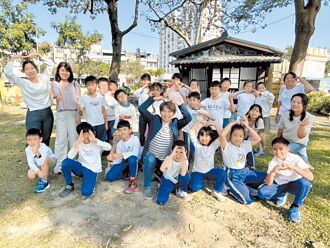 屏东 建国国小合唱团 老幼温馨共学