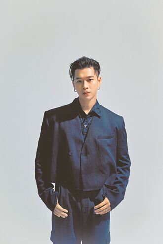 高爾宣幫女兒餵奶拍嗝有成就感