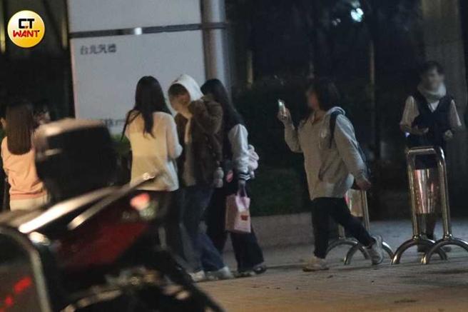 粉丝们晚间10点在电台外等毕书尽收工，赶时间的毕书尽没停下脚步，粉丝只好找机会自己拍照。（图／本刊摄影组）