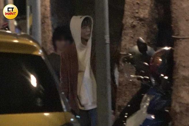 上车前毕书尽回头看一眼粉丝。（图／本刊摄影组）