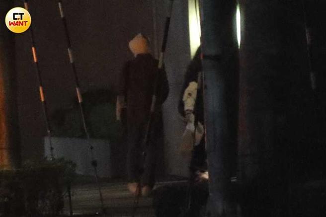 毕书尽搭车返回新北市的家。（图／本刊摄影组）