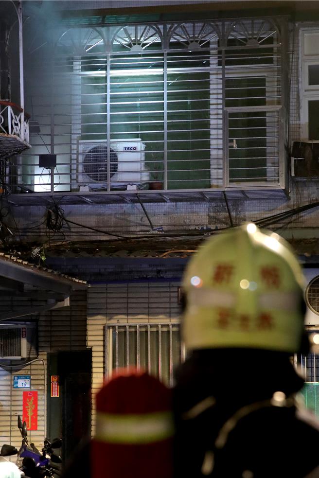 新北市板桥区23日凌晨0时许发生火警，2楼住户在争吵后随即发生火警，警方不排除是人为纵火。（黄世麒摄）