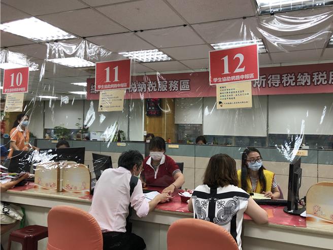 报税示意图（图／吴静君摄）