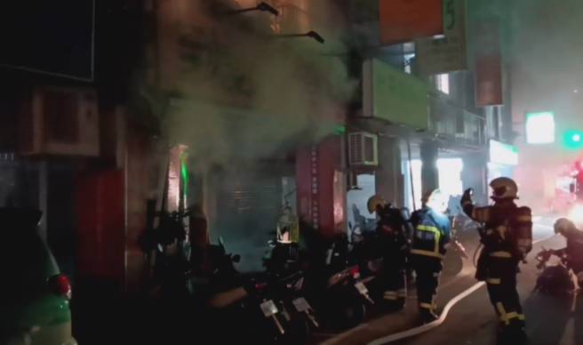 消防赶抵现场救援。（图 / 刘咏韵翻摄）