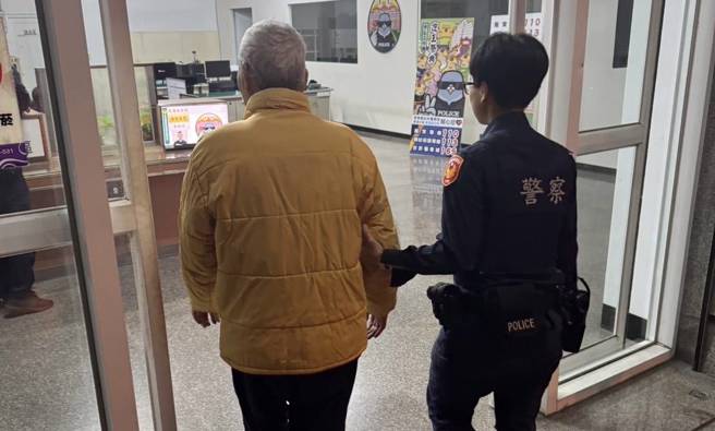 寒冬夜黄姓失智老翁外出未归，家属好心急报案求助，东港暖警寻获助团圆。（翻摄画面）