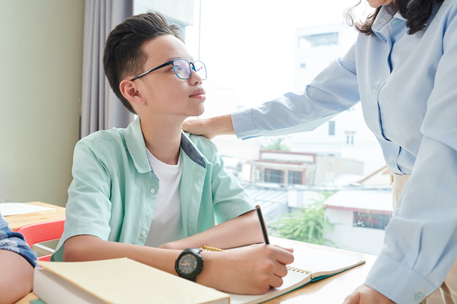 女师拍女学生肩膀、拥抱被投诉，吁将家长纳入性平教育对象。（示意图：shutterstock／达志）