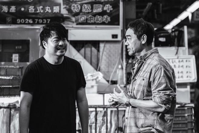 导演翁子光（左）和刘青云在片场讨论角色。（图／甲上娱乐提供）