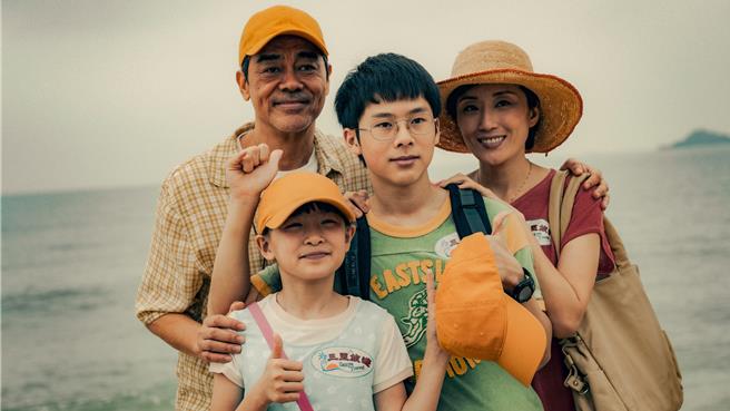 刘青云（后排左起）与苏文涛、谷祖琳和熊诺颐（前）在《爸爸》中饰演一家人。（图／甲上娱乐提供）