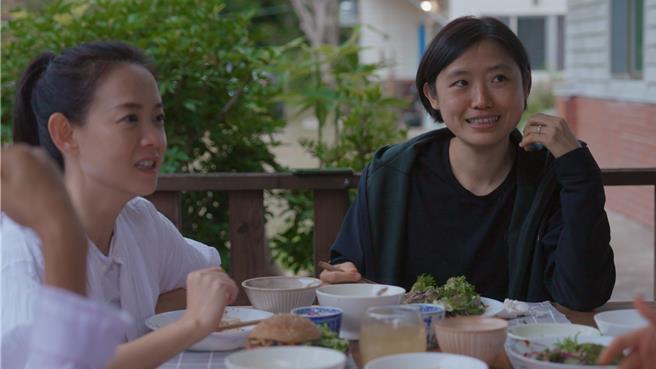 癌友康復者Olga（右）30多岁就选择退休、专心生活。（图／双喜提供）