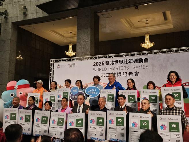 台北市社會局23日舉行2025雙北世壯運志工授證誓師大會，1萬名志工已招募達標，將於賽事期間協助引導、報到、諮詢、翻譯等。（謝佳君攝）