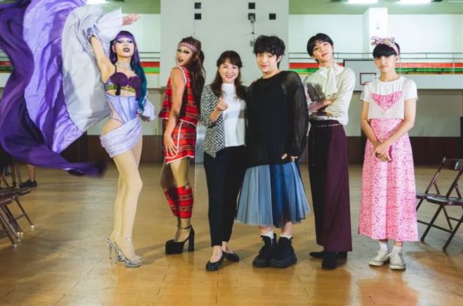 17岁的变装皇后Makeila(左)，坦言不被认同；左二为Titania、左三为杨洁玫。（图／小公视提供）