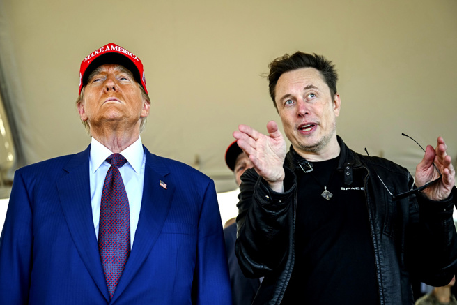 馬斯克在美國政壇的影響力壯大，川普被譏諷要「讓位總統給馬斯克」，對此他22日表示馬斯克「當不了」總統，強調地位很穩。圖為川普11月19日前往德州觀看SpaceX星艦測試，一邊聽馬斯克解說。（美聯社）