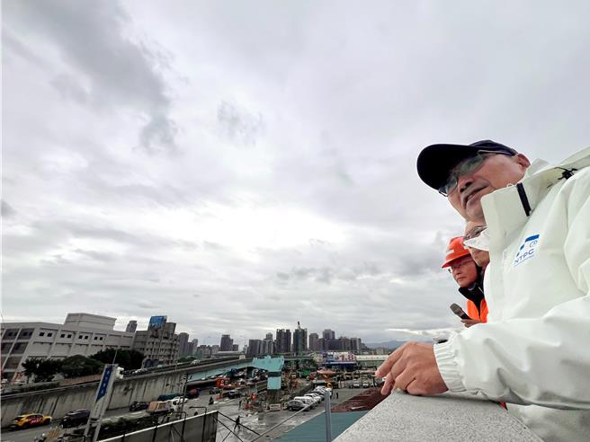 新北市长侯友宜今前往视察五股交流道增设北入北出匝道改善工程进度。（吕健豪摄）