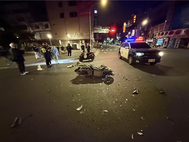 新店中正路、北新路口今凌晨發生機車、小貨車衝撞事故。（警方提供）