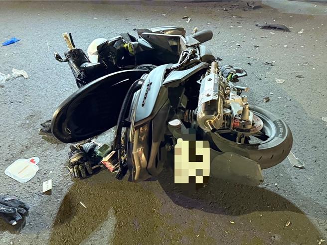 新店中正路、北新路口今凌晨發生機車、小貨車衝撞事故。（警方提供）