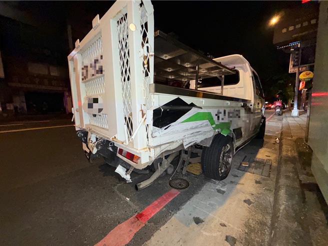 新店中正路、北新路口今凌晨發生機車、小貨車衝撞事故。（警方提供）