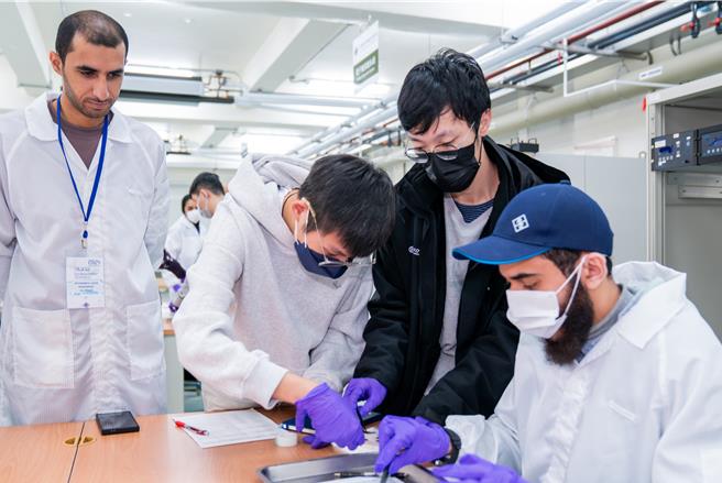 外交部办理「阿曼半导体研习班」，学员在明新科大半导体人才培育基地培训，进行实务操作。（明新科大提供／罗浚滨新竹传真）