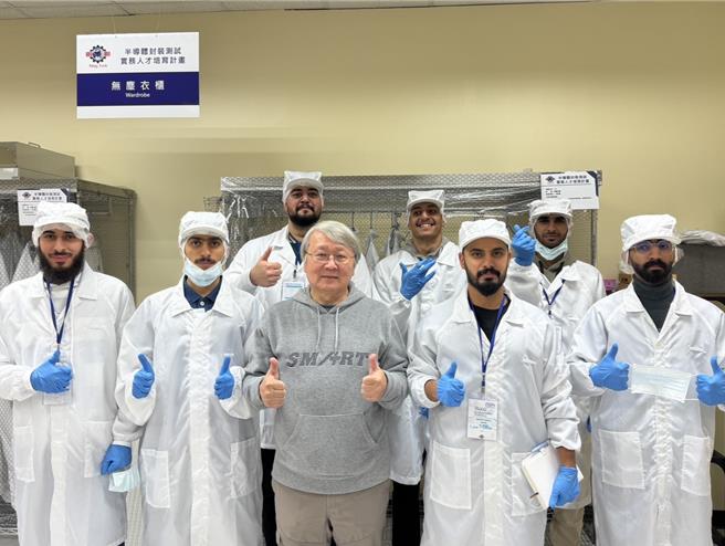 外交部委托明新科大办理「阿曼半导体研习班」，首度有来自阿曼的学员展开在台湾两周的半导体专业研习，显现台湾在半导体教育领先优势与国际人才培育的合作典范。（明新科大提供／罗浚滨新竹传真）