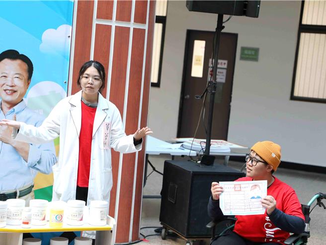 嘉义县今（23日）举行「用药安全路 嘉倍来守护」成果发表记者会，升学幼儿园以创意短剧表演呈现。（吕妍庭摄）