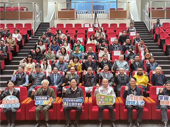 桃园市长张善政（前排左三）23日出席桃园市高中携手大学共创教育合作线上平台启用典礼，他表示该平台可有效帮助学生面临科系的选择，同时也整合了大学及高中的课程资源。（姜霏摄）