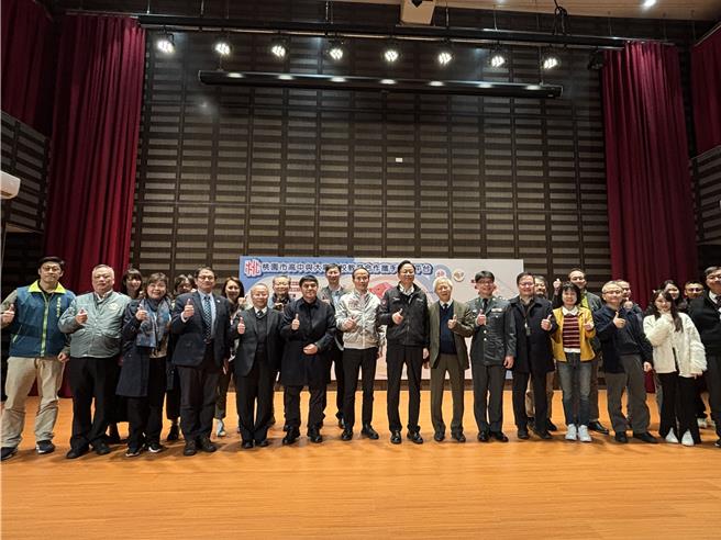 桃园市长张善政23日出席桃园市高中携手大学共创教育合作线上平台启用典礼，他表示该平台可有效帮助学生面临科系的选择，同时也整合了大学及高中的课程资源。（姜霏摄）