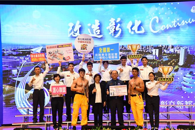 彰化縣政府今（23）日盛大舉辦縣長王惠美就職6周年慶，消防局為展現全國第一全縣救護車全面配置12導程心電圖機搶救人命的成果，由2位20多歲未婚消防猛男，協助展示12導程心電圖機，成為全場焦點。（葉靜美攝）