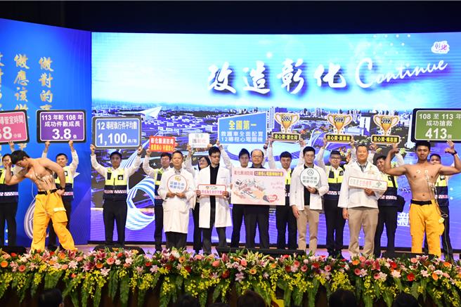 大竹國小同學們活力四射的「彰化尚讚」歌舞秀，融入近來最潮的12強棒球冠軍賽議題，高喊「幸福彰化、作伙來建大巨蛋」。（葉靜美攝）