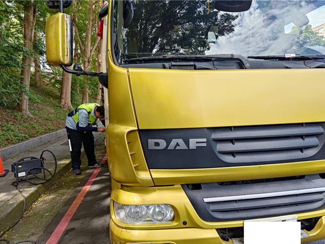 为改善细悬浮微粒（PM2.5）污染情形，新竹市政府推动企业社会责任（CSR），推广使用低污染运具，促使竹市今年的柴油车纳管率比去年提升69.4％，排名全国第1。（新竹市政府提供／陈育贤新竹传真）