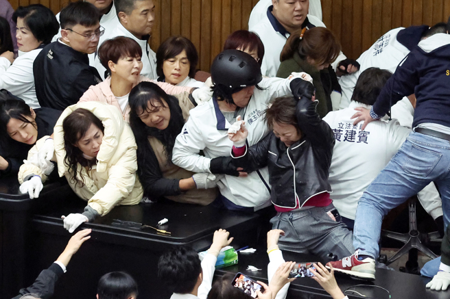 圖為立法院會20日處理選罷法、憲法訴訟法及財劃法修正草案等案，民進黨立委、國民黨立委爆發衝突。（資料照／鄧博仁攝）