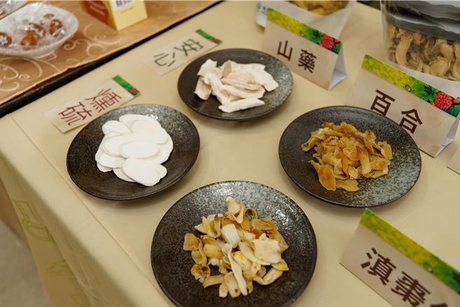 桃园市杨梅天成医院中医科特别推出「中医体质解析」及「三九贴疗法」，协助民眾了解自身体质并提供适合的养生建议。(杨梅天成医院提供／吕筱蝉桃园传真)