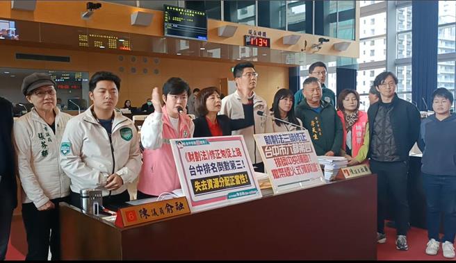 《财划法》三读通过，绿营在议会要求市长卢秀燕说明是否会影响捷运蓝线建设。（陈淑娥摄）