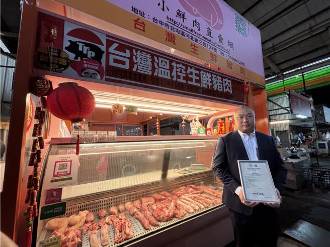 在傳統市場三代經營豬肉攤的鄭茂祥，跟進網路行銷創辦「小鮮肉直賣網」，為維持品質，買下2座養豬場，打造人工AI智能畜牧場「一條龍」自產自銷，更取得產銷履歷驗證。（馮惠宜攝）