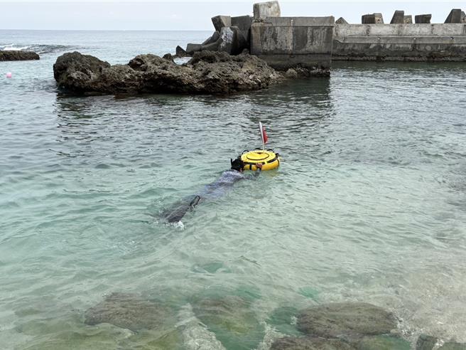 鹏管处在小琉球设置潜水旗帜，提高潜水活动的辨识度。（鹏管处提供／罗琦文屏东传真）