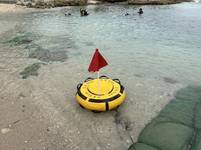 鹏管处在小琉球设置潜水旗帜，提高潜水活动的辨识度。（鹏管处提供／罗琦文屏东传真）